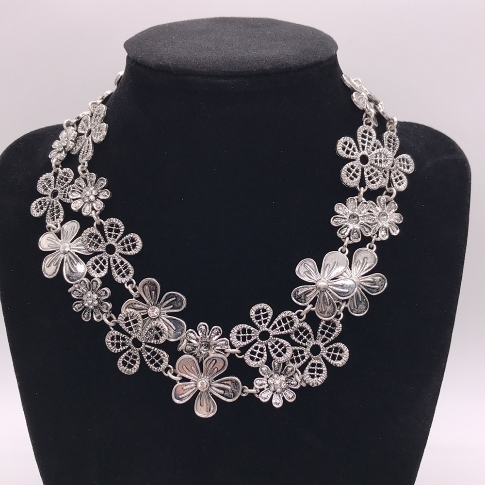 Premier Designs Silver Tone Daisy Flowers Rhinestones Vintage Necklace